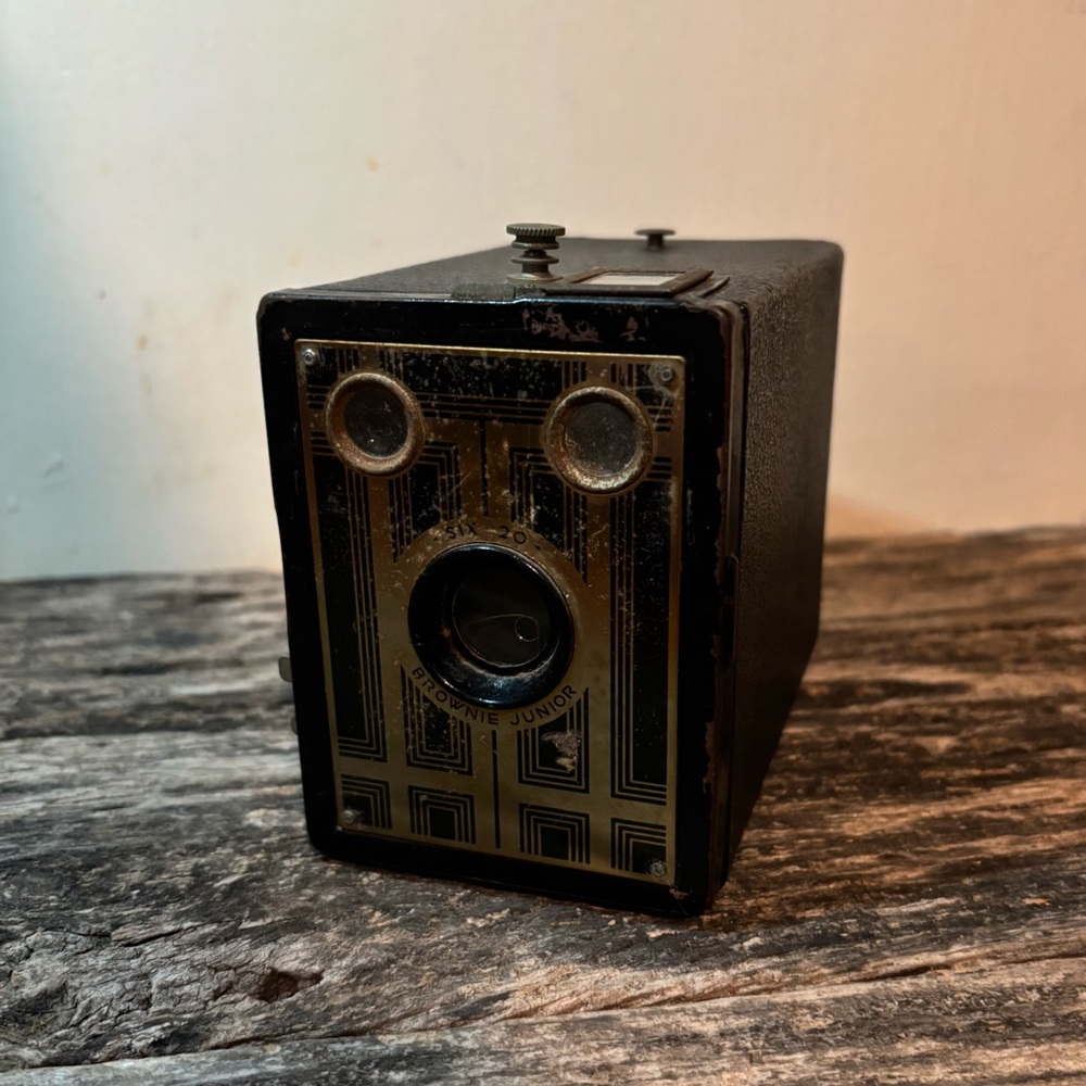☁️ Vintage Brownie Junior Six - 20 Box Camera - Black
